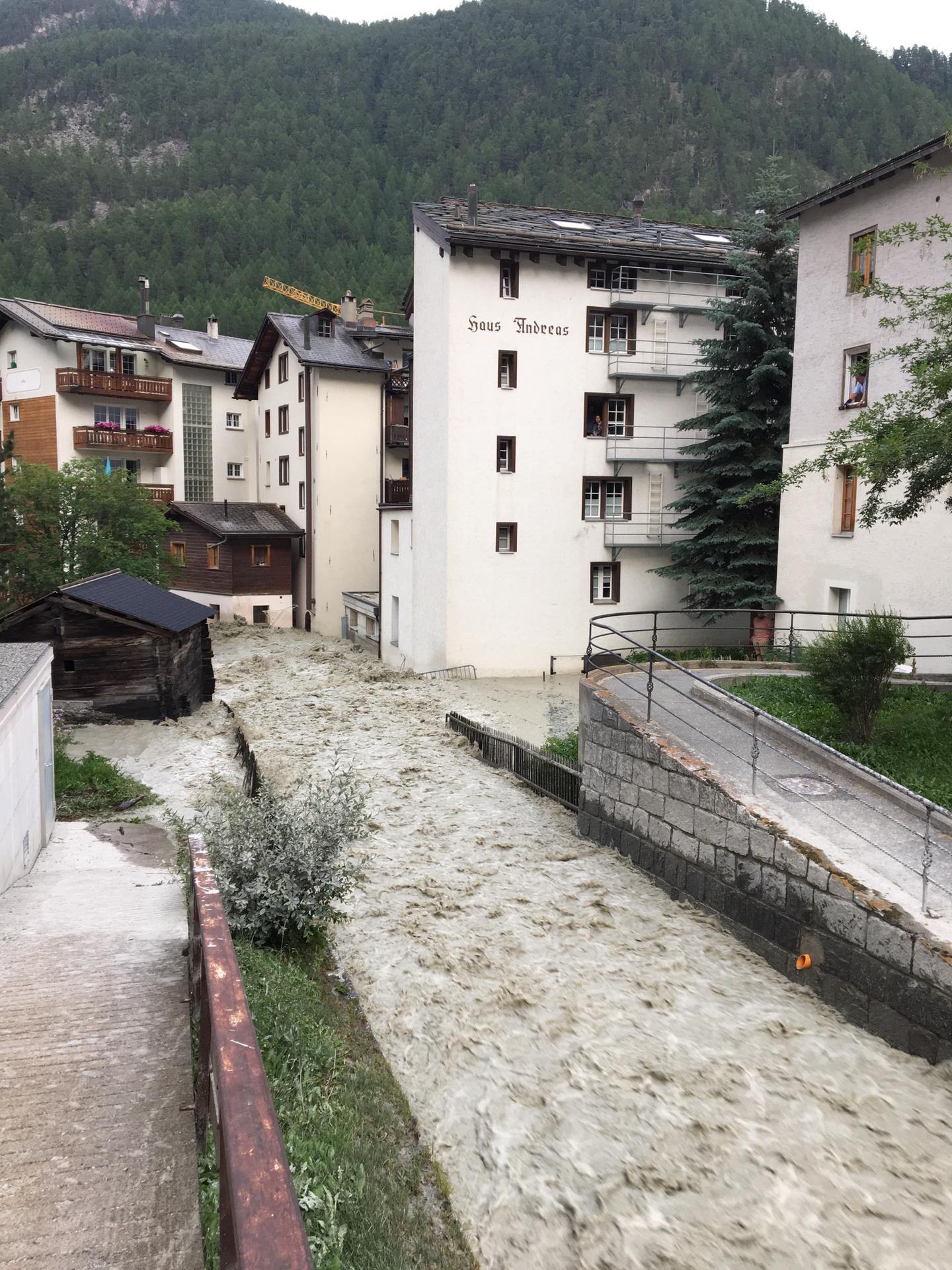 Un ruisseau a débordé hier soir à Zermatt